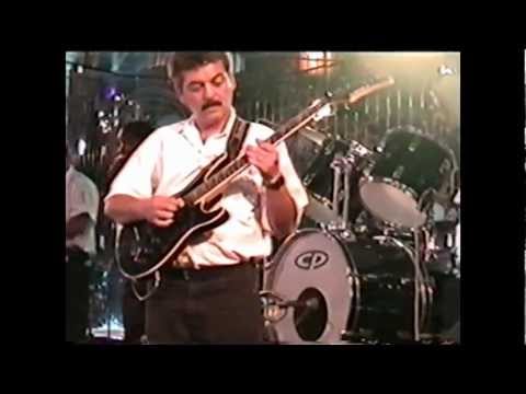 CELINO  INTERPRETANDO  CARLOS SANTANA .avi