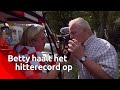 Betty van den Oetelaar zet boel op stelten tijdens overdracht hittewimpel