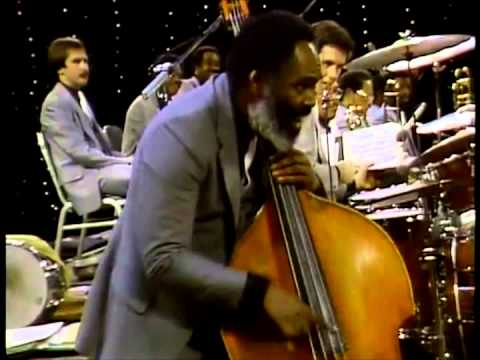 Count Basie dialoga com Cleveland Eaton (baixo) e Booty Wood (trombone)