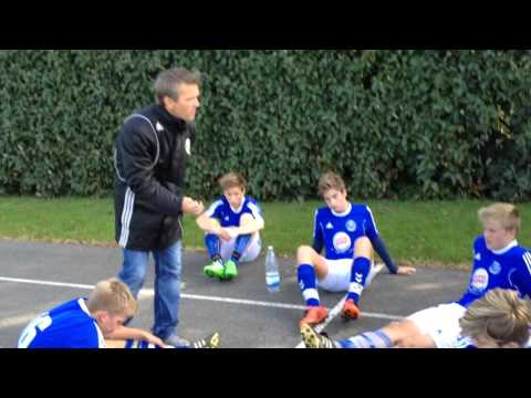 Tavse og skuffede spillere fra Skødstrup Skole ved pausen