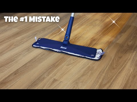 So reinigen Sie LVP-Böden (Schritt-für-Schritt-Anleitung)