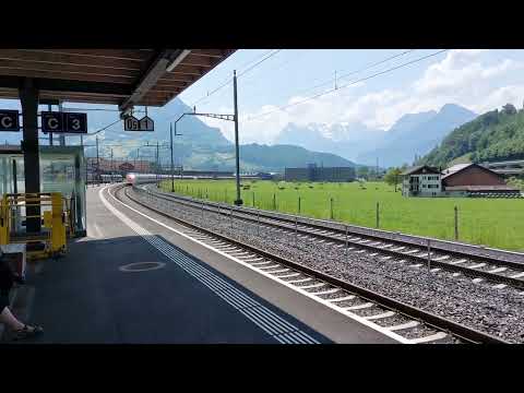 Zugbetrieb am Bahnhof Schwyz (Güterzug und Giruno)