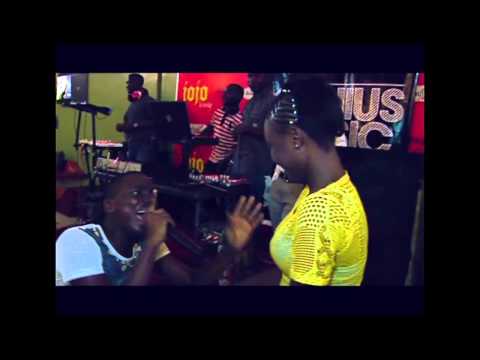 OMG !!! Nigerian Rapper Proposes To Girl On Stage