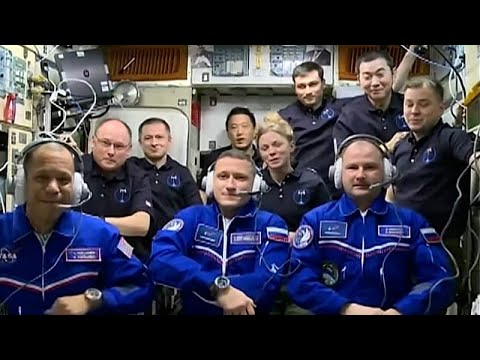US- und russische Besatzung dockt sicher an der ISS an: achtmonatige Mission startet
