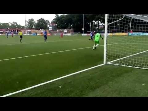 Zouaven - Emmeloord: mooie voorzet van Jens Bakker en Emanuel Davies schiet net voorlangs.