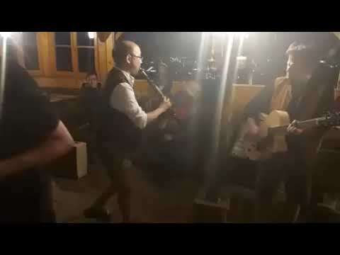 Tokio Spitzbuam in Buschenschank Resch (Adi spielt “Fidele Klarinette”)