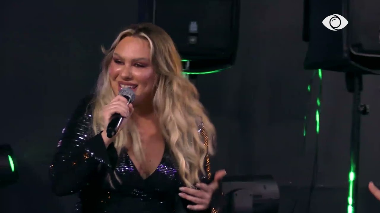 “A i doje puthjet e mija…”/ Vesa Luma djeg skenën, banorët shijojnë muzikën e saj