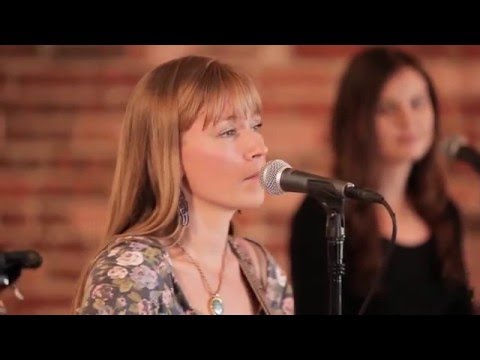 The Heartstring Hunters- Rich in Love (live performance)