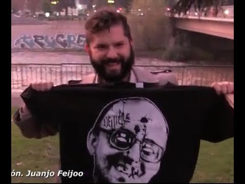 Diputado Boric posa riéndose con una polera de Jaime Guzmán baleado