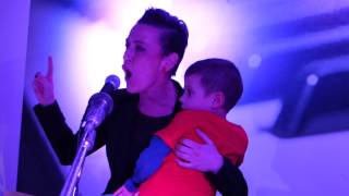 Francesca Taverni  con figlio in braccio canta Musical 2Apr2015 al One and More by MVaccari P1640707