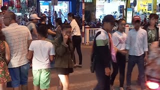 preview picture of video 'Khai Mạc Festival Huế 2018 - Bà Con Tứ Xứ Về Huế Tham Dự Đông Đúc'