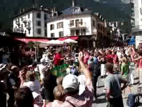 Ultra Trail du Mont-Blanc 2008 arrivée du premier à Chamonix