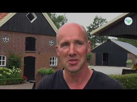 Boer houdt met verrekijker ongenode gast in de gaten