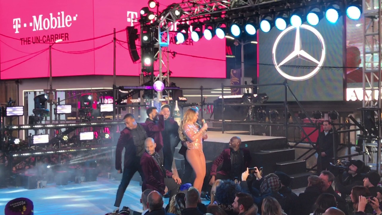 FULL VIDEO OF MARIAH CAREY'S 'MASSIVELY EPIC' PERFORMANCE AT NEW YEAR'S EVE 2017 thumnail