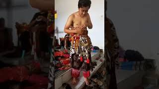 Download lagu Prosesi Berpakaian Prabu Klono Sewandono mp3 Download lagu Prosesi Berpakaian Prabu Klono Sewandono mp3