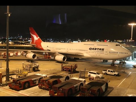 Qantas Business Class - Boeing 747 'Upper deck' + Sydney First Class Lounge - Sydney to Tokyo (QF25) Video