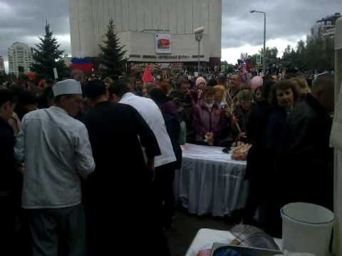 В День Победы белгородцев кормили кашей в троллейбусе