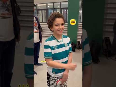 مشجع رجاوي يحضر مباراة الوداد وإشبيلية