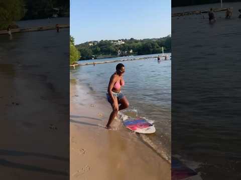 What to do in Austin? Tacos, hidden beach and whatever this sport is! Cheeersss! #withsoms