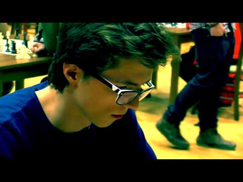 študenti SŠ 7.1.  IM Jerguš Pecháč  - Béla Jakab 1/2:1/2