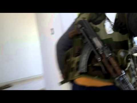 جولة داخل مبنى الأمن العسكري بعد السيطرة عليه من قبل كتييبة صقور السنة ولواء جعفر الطيار في مدينة معدان في ريف الرقة