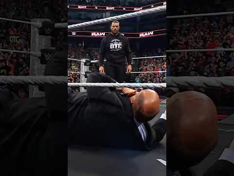 Roman Reigns doesn't wanna hear it, Paul Heyman 😤