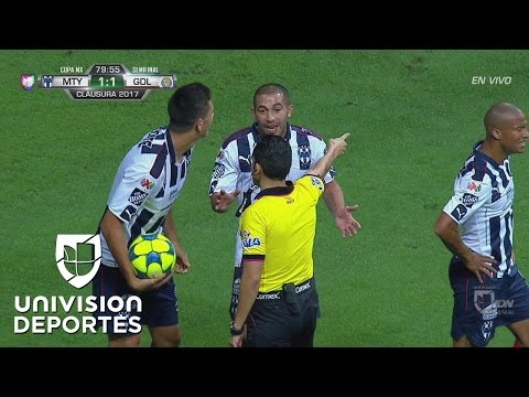 Polémica falta dentro del área de César Montes sobre Carlos Fierro