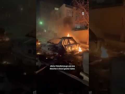 Video Thumbnail: Video aus Iran soll Schüsse auf Demonstranten zeigen | DER SPIEGEL Shorts