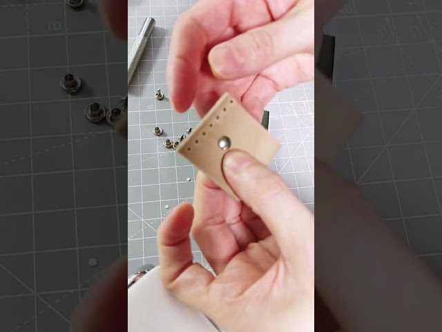 Vídeo relacionado con Lhbwhiz Cinturón Infantil Punk con Remaches y Cadena Extraíble, Doble Ojal, de Cuero PU Elástico para Niños (90 cm, Negro)