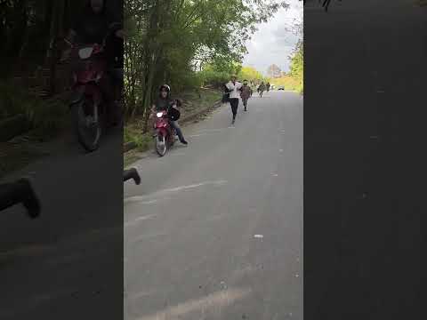 Carrera en ruana y botas #sumapaz #cundinamarca #arbelaez #colombia #atletismo #running #correr #run