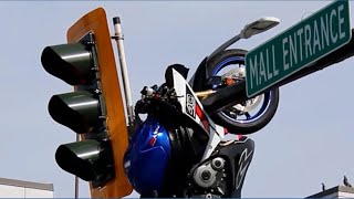 Download lagu Sepeda motor terlihat tergantung di lampu lalu lintas setelah kecelakaan, yang menyebabkan pengen... mp3