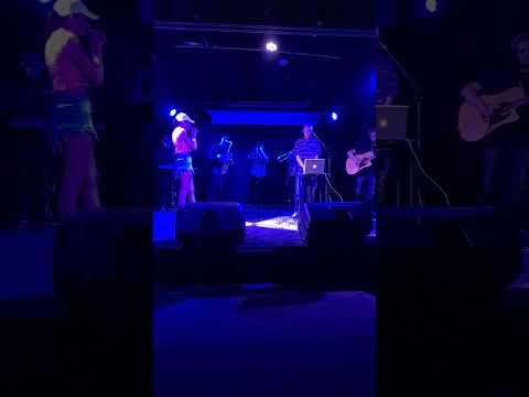 ¡La Blunty llegó para quedarse con "Dueña"! Su presentación en "El Club de la Montaña" fue épica.