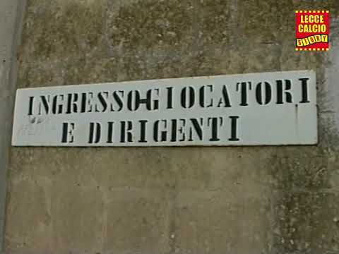 Le scritte di contestazione, prontamente cancellate, dopo LECCE-Castel di Sangro del 18 maggio 1997