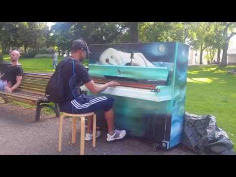 Latin rythms @ openluchtpiano Kronenburgerpark Nijmegen (Buiten spelen)
