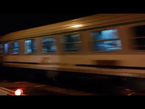 Złota EP09-011 z EIC Warta na przejeździe kolejowym.