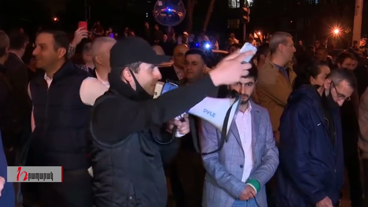 Ցուցարարներն ասում են, որ կրակում են Ստեփանակերտի վրա