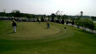 preview picture of video 'กรีนซ้อมพัต ก่อนออกรอบ Riverdale Golf and Country Club'
