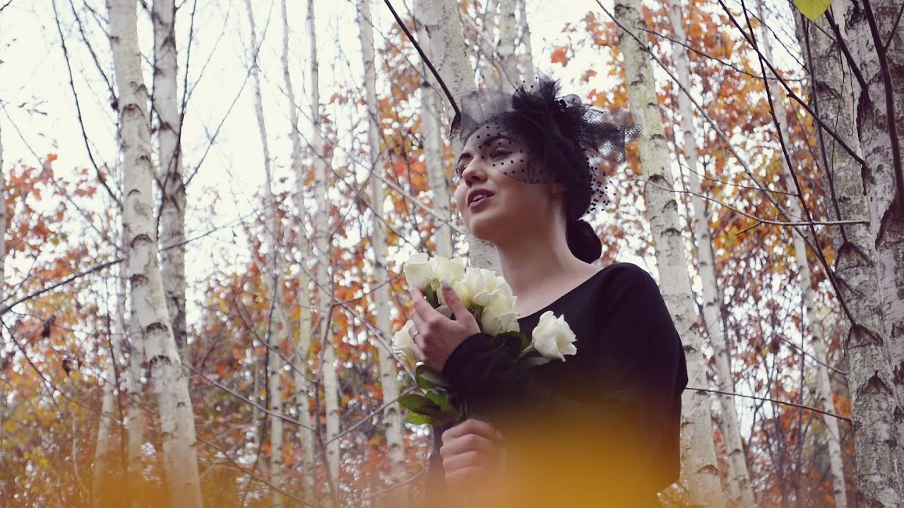 Rozkwitały pąki białych róż - wyk. Julia Nowak