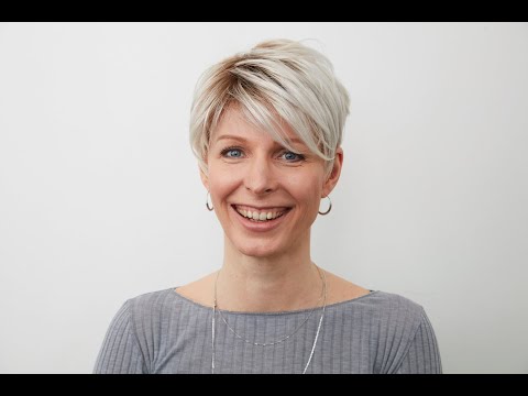 Sarahs prøver parykker hos HOW