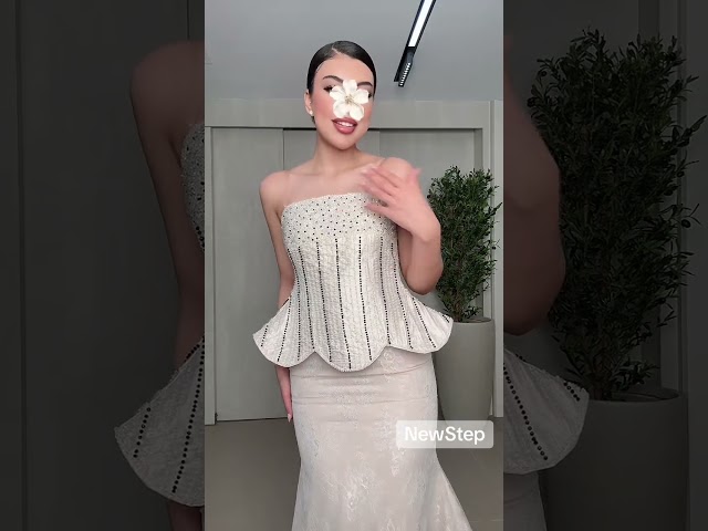 فستان سهرة كورسيه مرصع بكسرات جانبية – أوف وايت ملكي