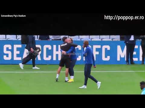 Conor Gallagher met and hugged Crystal Palace staffs after Pre-match Warm-up 20221001