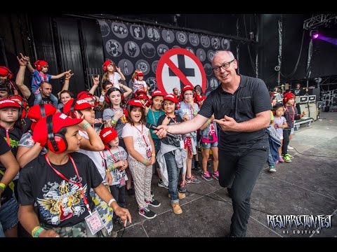 Bad Religion performing Atomic Garden with the Resukids at Resurrection Fest in 2016