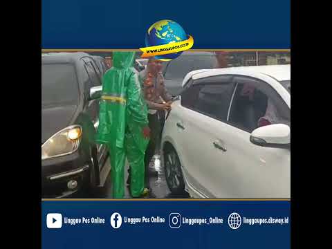 Hujan-hujanan Kasat Lantas Lubuk Linggau Dorong Mobil Mogok