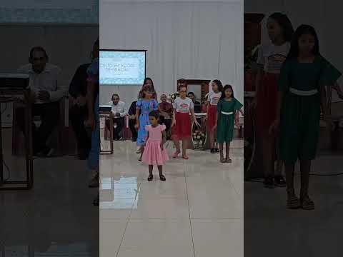 Juju dançando monta e remonta com a turminha Kids