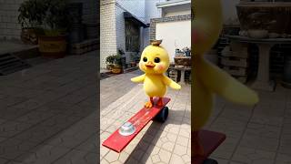 Little Duck Performs Acrobatics to Save a Gift for Mom 🦆#duck #shorts