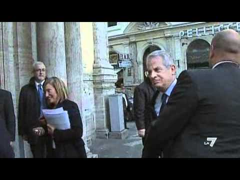 Tg La7 16/03/2011 - Rimpasto di Governo: Berlusconi al Quirinale