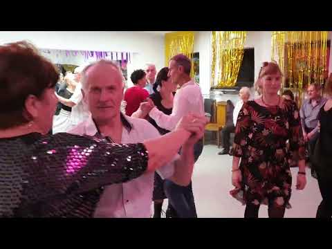 Oberek dla niezmordowanych tancerzy, karnawał na ludowo w Domu Kultury w Zwoleniu.