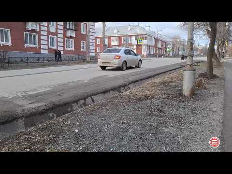 Выковыривать щебёнку из газона. В Ревде началась весенняя уборка города