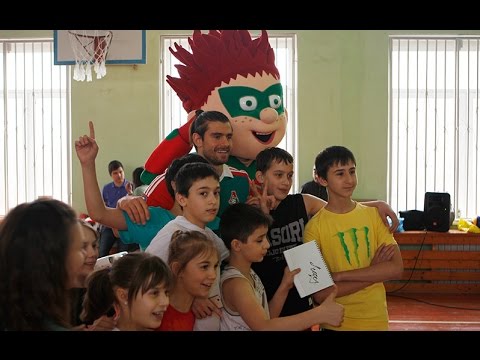 Пейчинович и Довбня устроили футбольный праздник в школе!