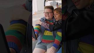 Jake Connely e Maya Hawke numa pausa das gravações de Stranger Things!